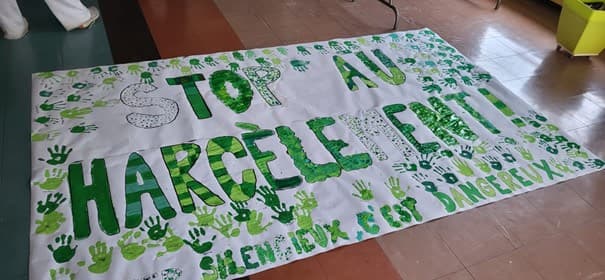 Banderole "Stop au harcèlement"