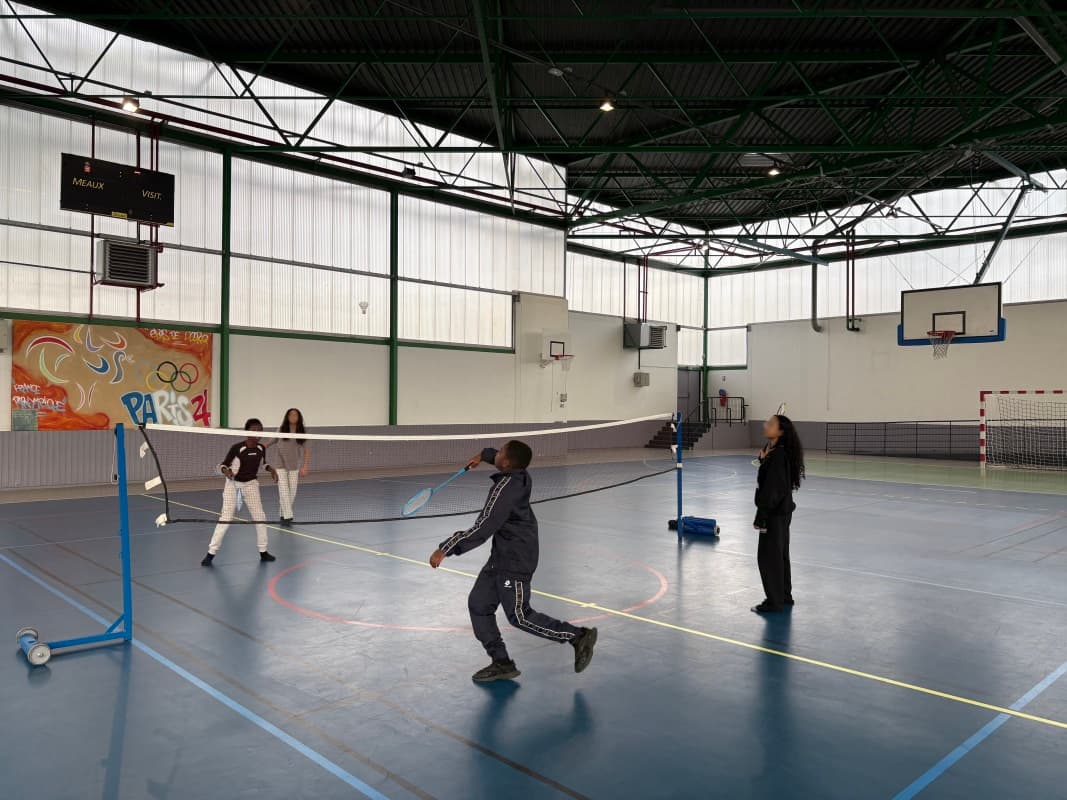 Deux équipes s'affrontant lors d'un match de badminton