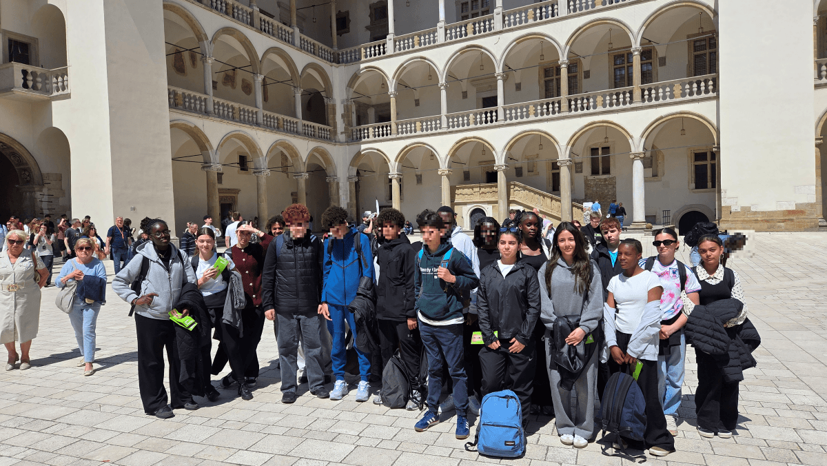 Les élèves dans la cour du château de Wawel à Cracovie
